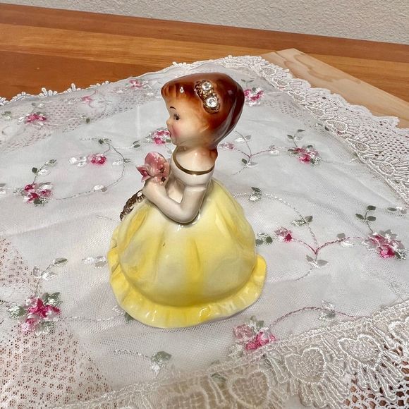 Vintage Lefton s Exclusives Yellow Girl Figurine 610, Ceramic Figurine - Picture 2 of 10